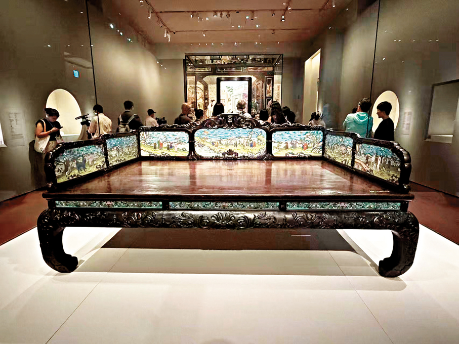 ●人物羅漢床，清（1644-1911年）， 紫檀木、掐絲琺瑯，故宮博物院藏。