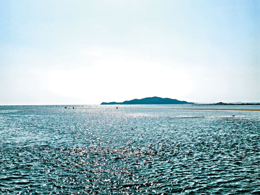 ●船上看魚骨沙洲，也看到遊客像在海中央。