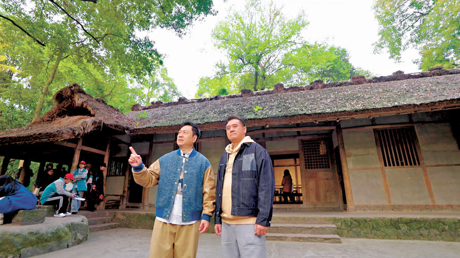 ●黎耀祥(左)與麥長青於杜甫草堂詩癮大發。