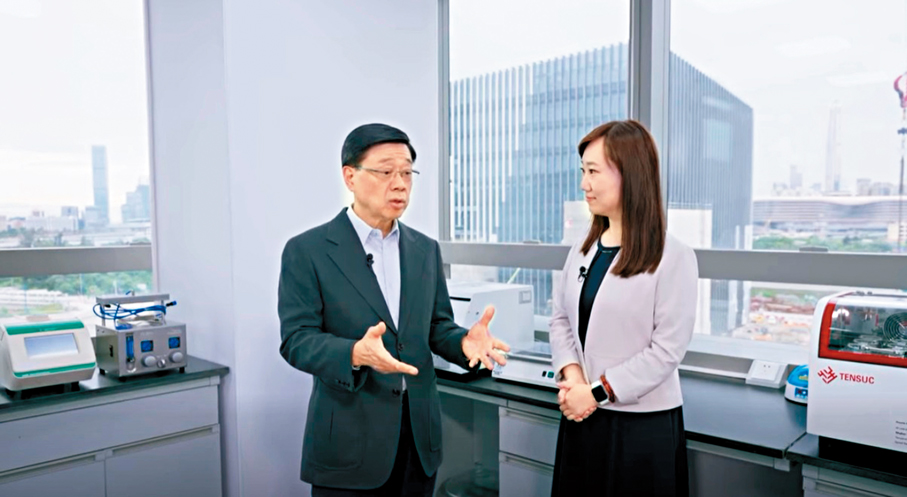 ●李家超到訪河套香港園區，了解到各項工程均在全速推進。 李家超Fb視頻截圖