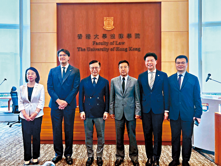 ●張國鈞（左三）昨日出席「涉外律師香港培訓班」開班儀式。 張國鈞Fb圖片