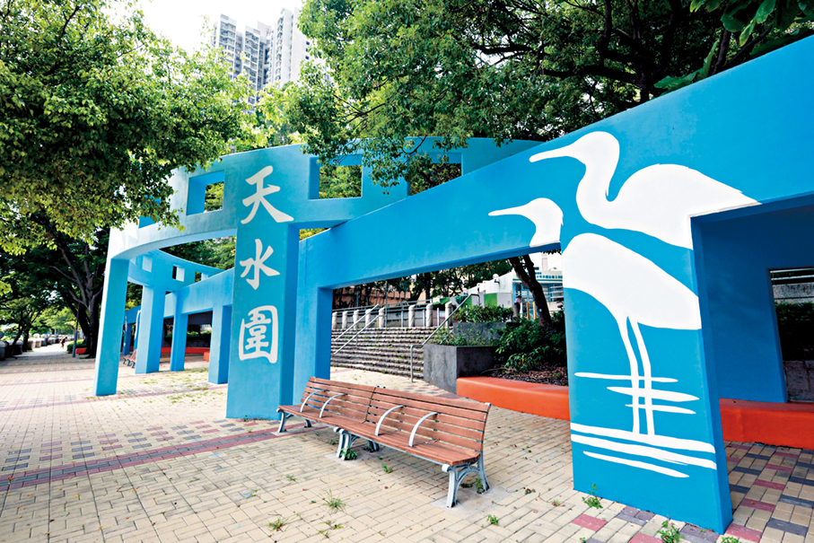 ●其中一個涼亭以天水圍河常見的白鷺為題材進行翻新。