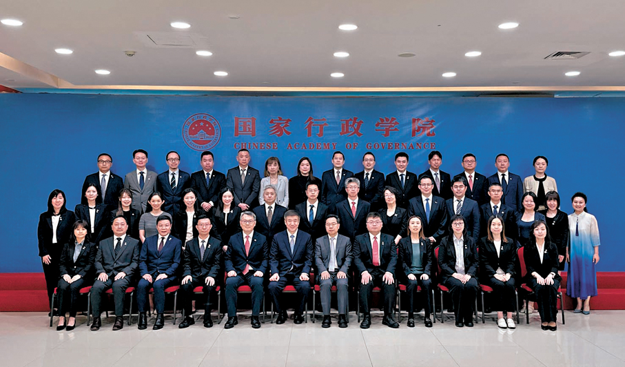 ●民航處及香港民航業界管理層人員國情研習專班及參觀考察昨日結束。