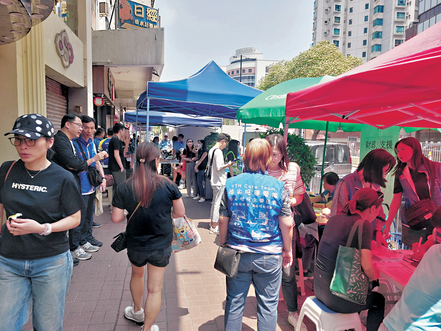 ●關愛隊人員協助華豐大廈火災災民。 資料圖片