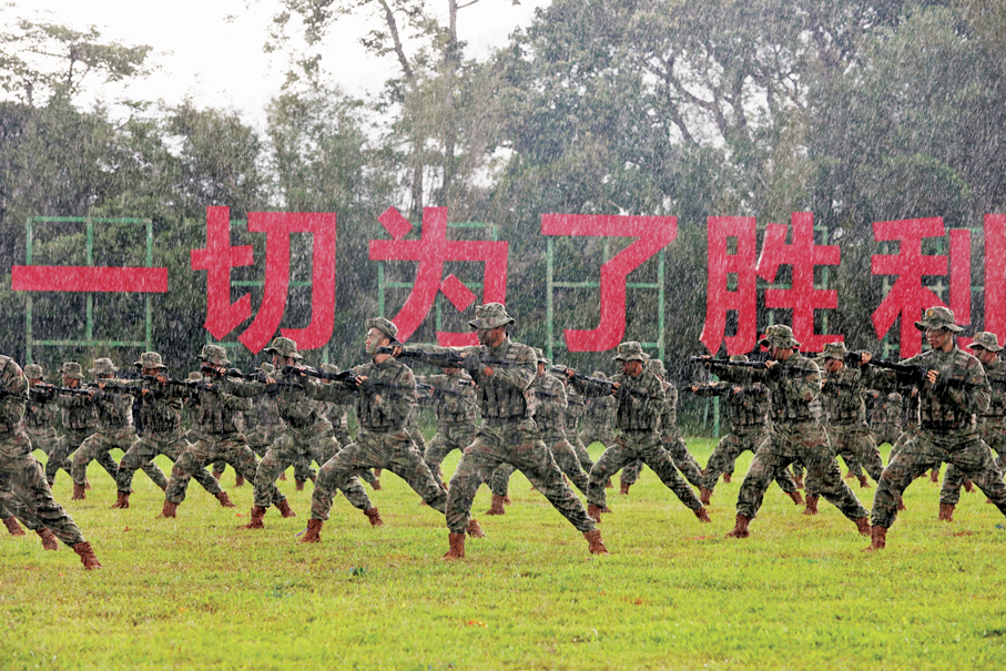 ●石崗軍營周日開放日，駐港部隊官兵冒雨演示刺殺操。香港文匯報記者萬霜靈  攝