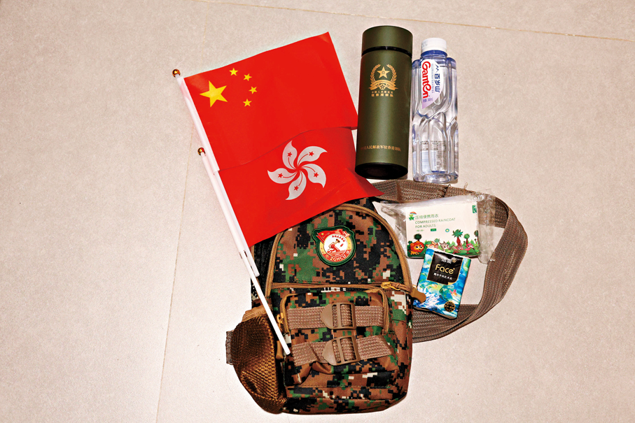 ●新圍軍營開放日派發的紀念品。香港文匯報 記者黃艾力 攝