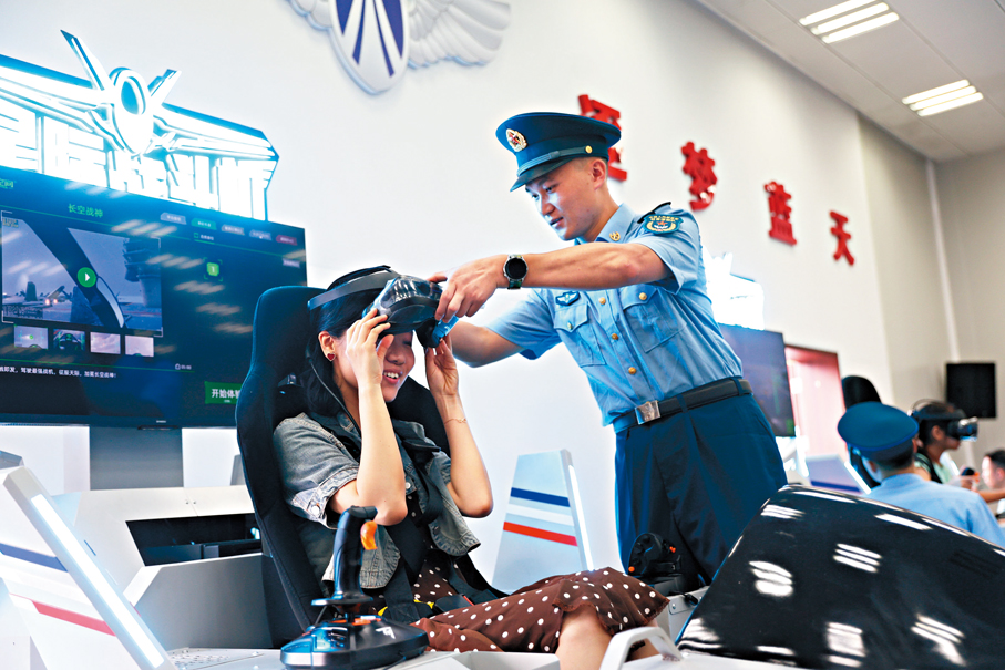 ●女孩在石崗軍營體驗VR模擬飛行系統。