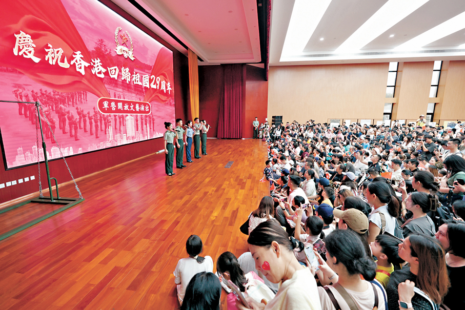 ●新圍軍營開放日，軍營有文藝演出。香港文匯報記者黃艾力 攝