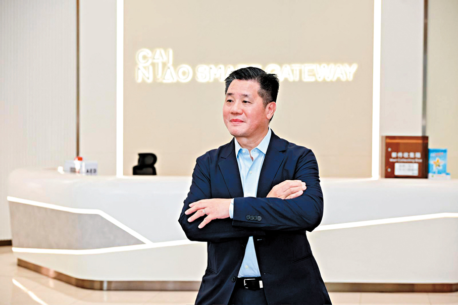 ●盧德煒向香港文匯報介紹菜鳥智慧港的發展情況。 受訪者供圖