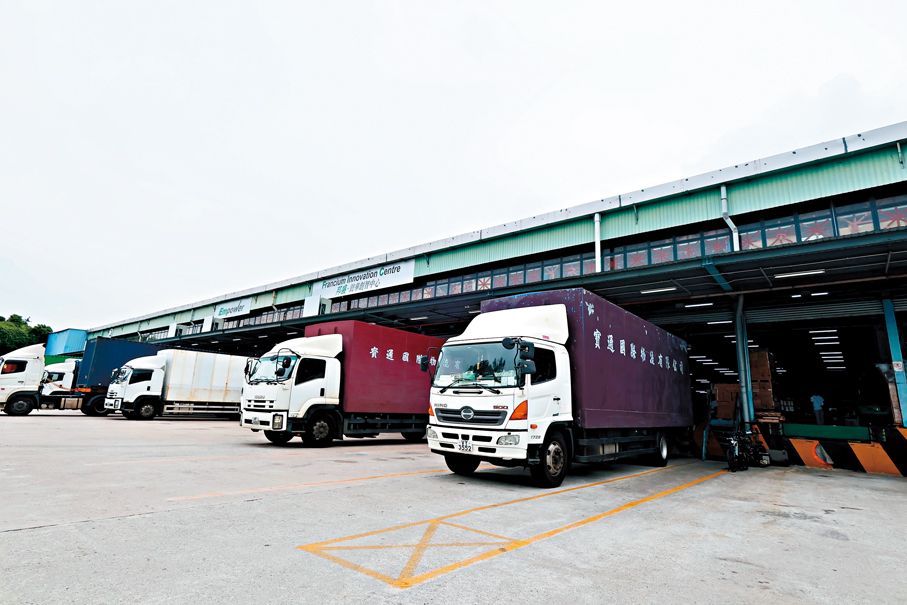 ●香港的傳統物流倉庫，聚集不少中小型物流企業。香港文匯報記者 涂穴 攝