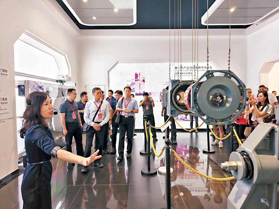 ●台灣嘉賓在參觀蒂升電梯的產品。 香港文匯報記者帥誠 攝