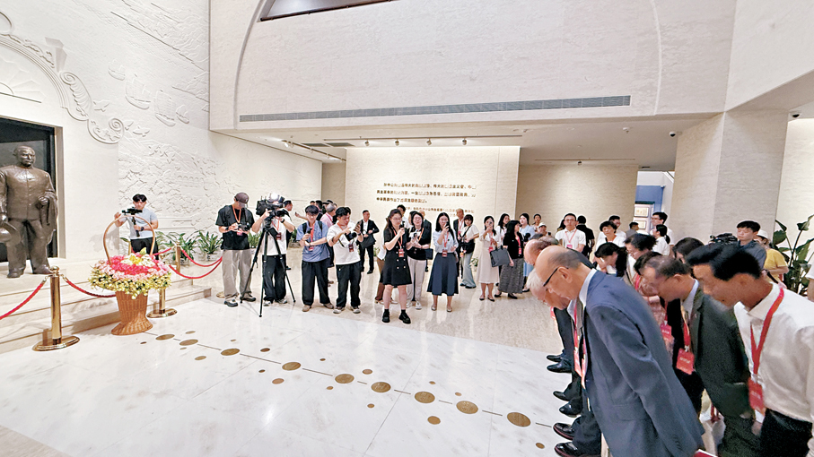 ●台灣嘉賓到孫中山故居紀念館參加紀念孫中山先生誕辰160周年拜謁活動。 香港文匯報記者黃寶儀  攝