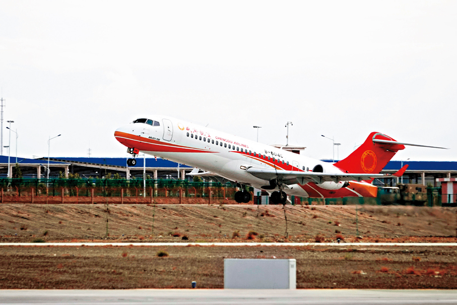 ●中國國產客機C909從2016年6月28日商業首航至今，共交付186架、通航180餘座城市。 中新社