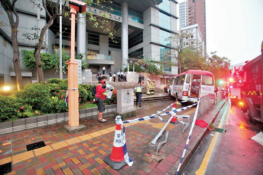 ●失事小巴撞毀路牌及鐵欄剷上行人路。