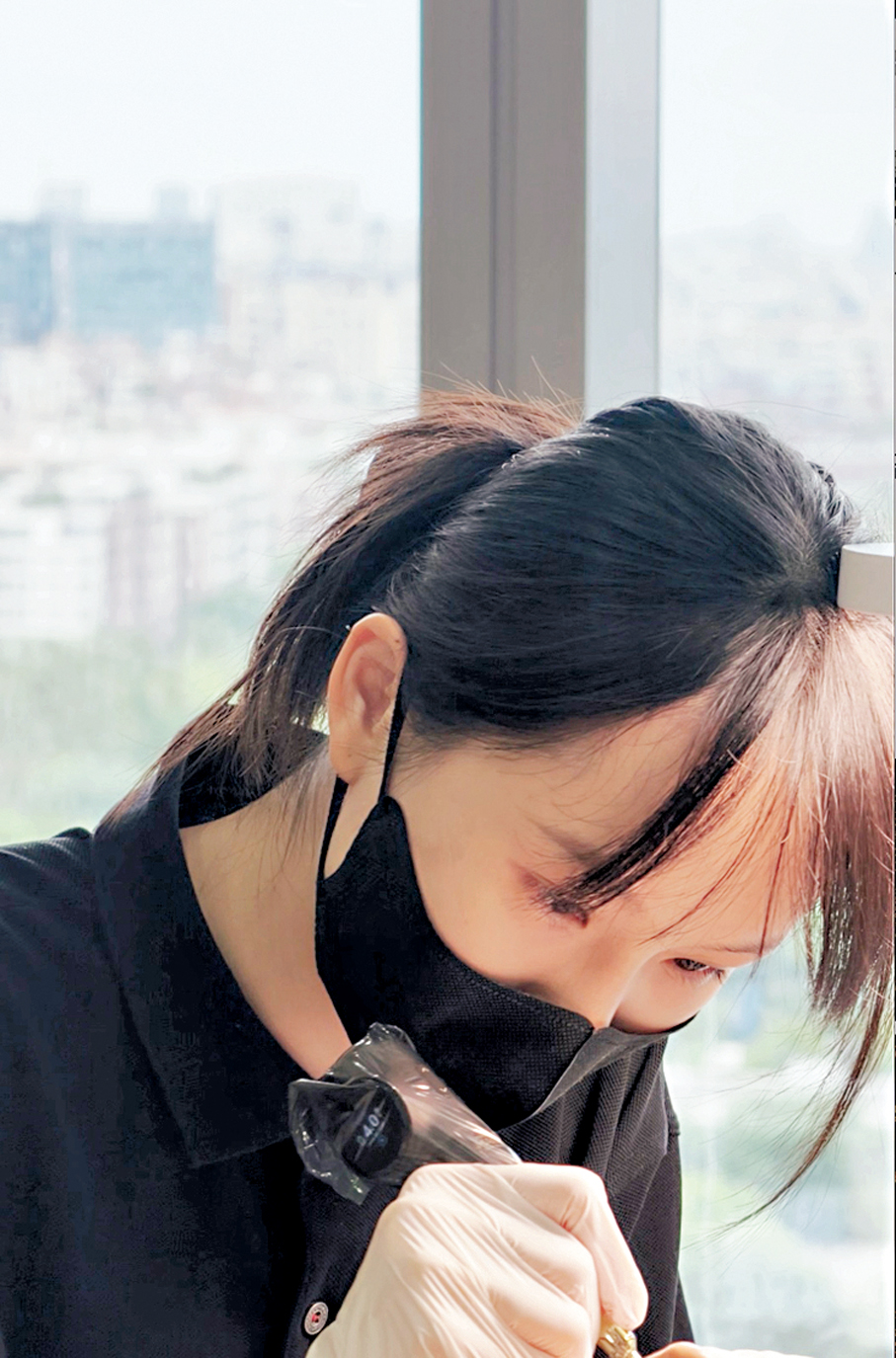 ●柚子正在給客戶紋眉。
