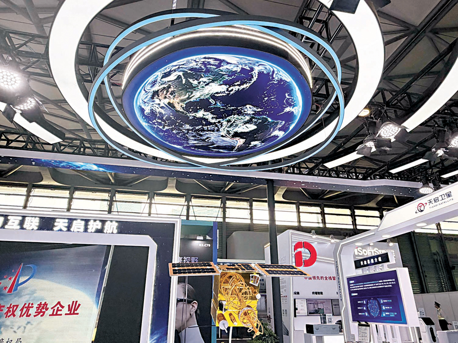●國電高科展示低軌衛星「天啟星座」裝置設備。 香港文匯報記者孔雯瓊  攝