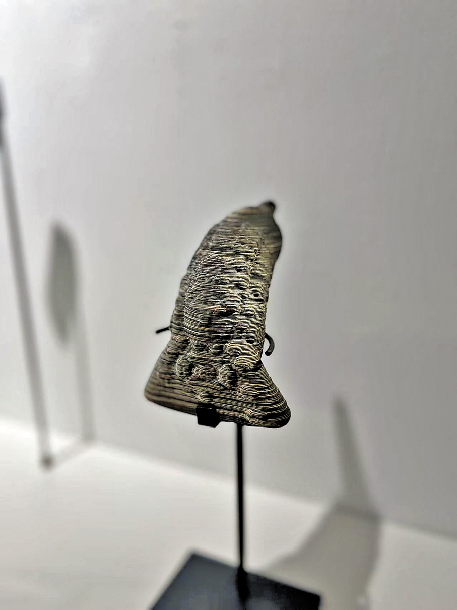 ●老式遙控器變形為陶瓷作品。