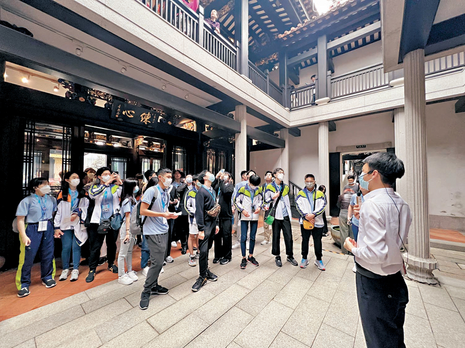 ●圖為參與公民與社會發展科內地考察團的香港學生到訪廣州永慶坊，參觀粵劇藝術博物館。 資料圖片