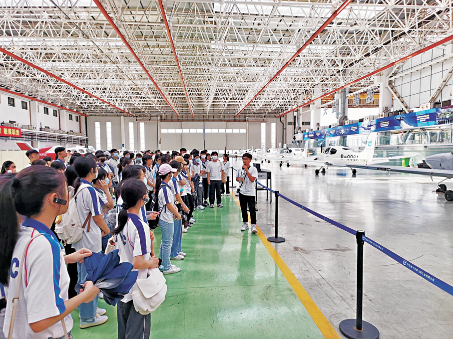 ●新學年公民與社會發展科內地考察團將繼續納入航天元素。圖為香港學生參觀內地愛飛客航空科普基地飛機生產製造廠房。 資料圖片