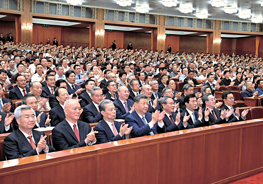 ●6月29日晚，慶祝中國共產黨成立105周年音樂會《人民至上》在北京舉行。習近平、李強、趙樂際、王滬寧、蔡奇、丁薛祥、李希、韓正等黨和國家領導人，同約3,000名觀眾一起觀看演出。新華社