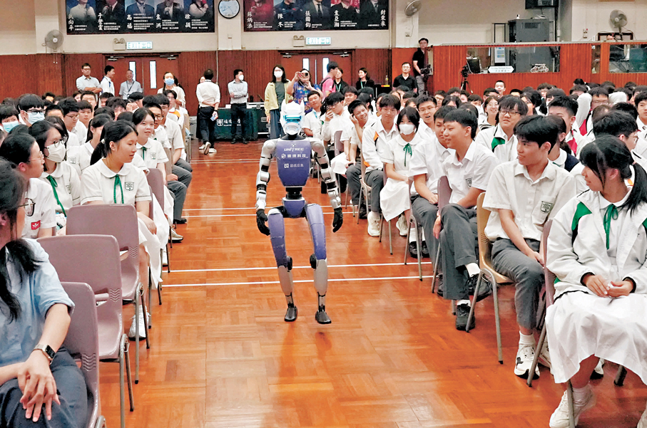 ●去年9月，香港的中學引入國產機器人，為學生準備「AI第一課」。資料圖片