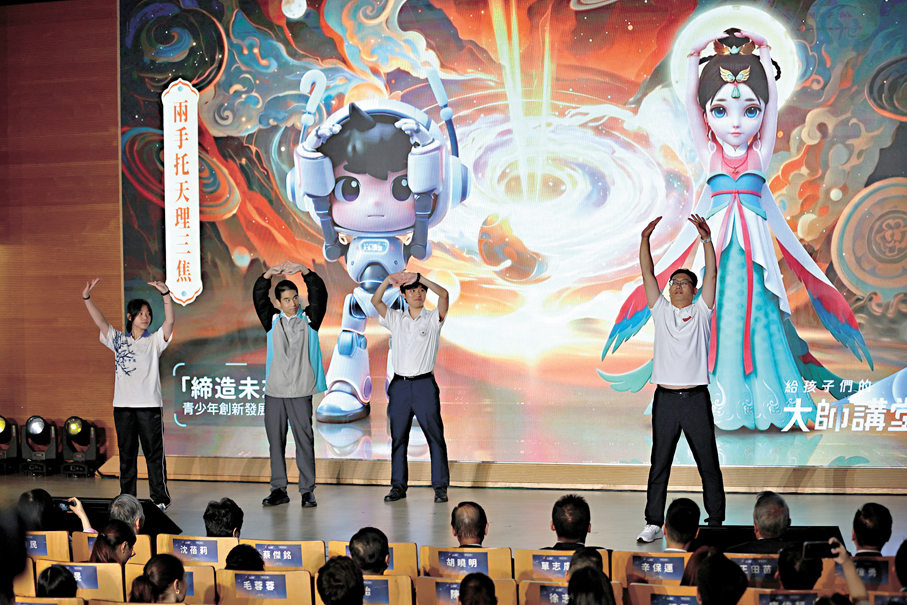 ●「給孩子們的大師講堂」昨日在青協正式揭幕。 香港文匯報記者萬霜靈 攝