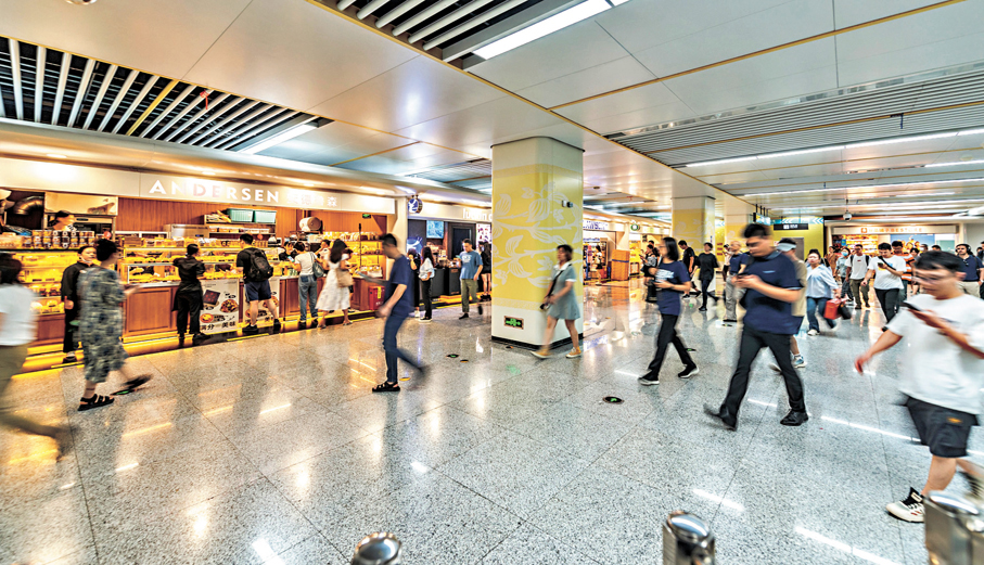 ●成都地鐵精緻的店舖令匆匆而過的乘客駐足。