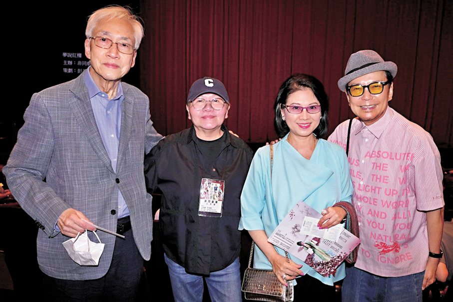 ●（左起） 何文匯教授、彭美施、作者和賈思樂緣聚於《夢說紅樓》。  作者供圖