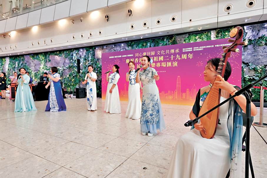 ●「民族聲樂專場匯演」昨日在西九高鐵站舉行。香港文匯報記者黃艾力  攝