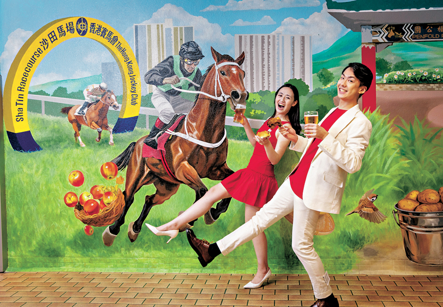 ●特色手繪藝術牆，多幅巨型手繪壁畫以「賽馬·香港」為題。
