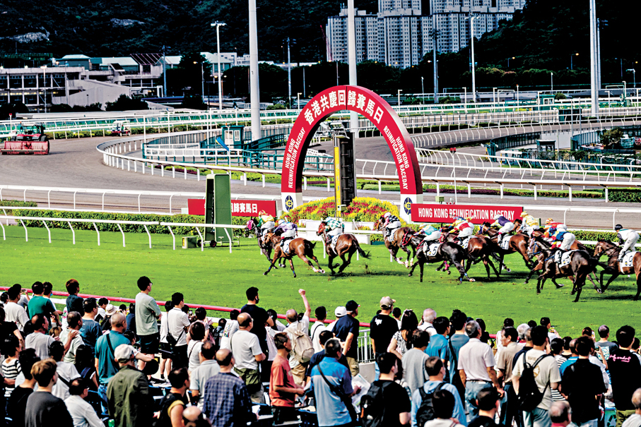●沙田馬場舉行「香港共慶回歸賽馬日」。