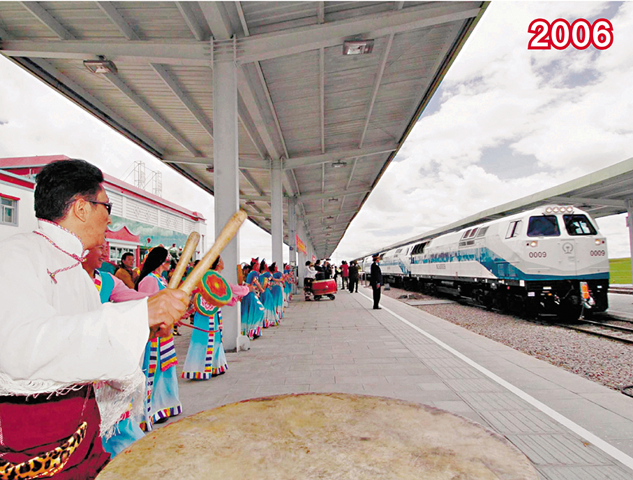 ●2006年7月1日，青藏鐵路開通。圖為通車時，「藏2」次列車通過那曲火車站。 資料圖片
