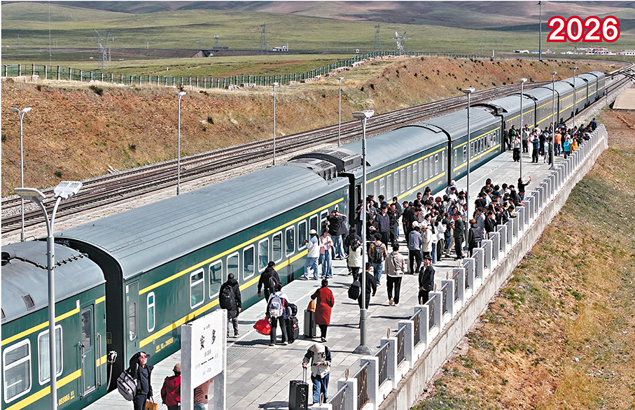 ●20年來青藏鐵路累計運送旅客1.04億人次、貨物8.24億噸。圖為6月14日，西藏自治區那曲市安多縣，青藏鐵路列車抵達安多火車站。 資料圖片