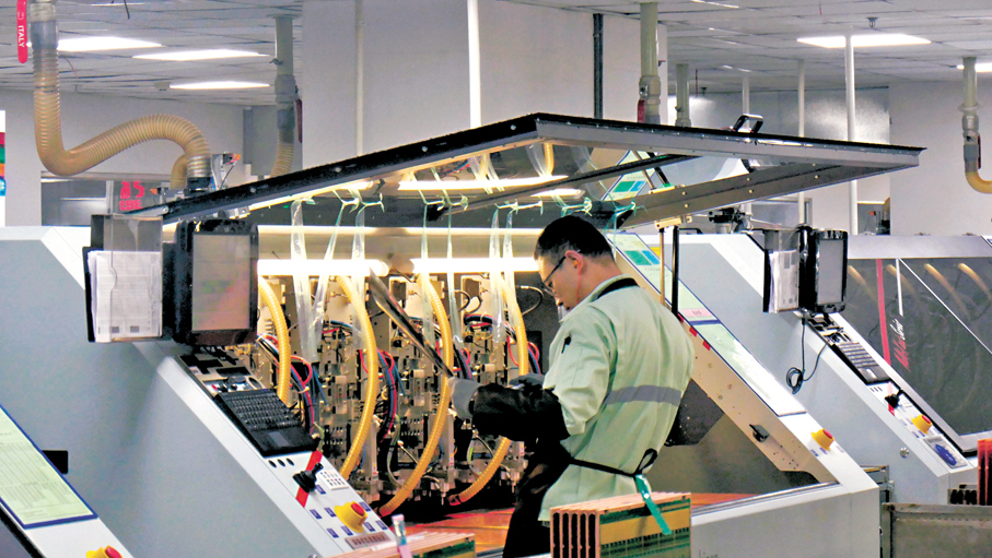 ●滬士電子生產車間。 香港文匯報記者賀鵬飛  攝