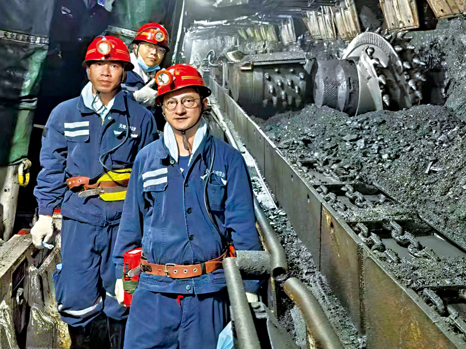 ●黃衡（前）率領城大團隊，實地視察煤礦工人在井下作業時的通信環境。 城大供圖