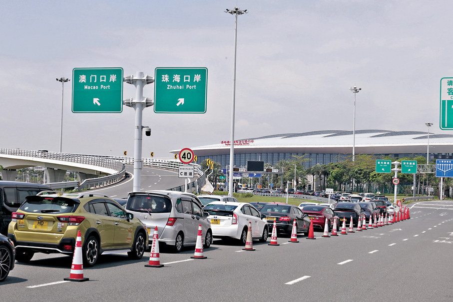 ●港車北上實施3周年，經港珠澳大橋珠海公路口岸出入境的港車突破520萬架次。受訪者供圖