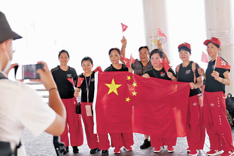 ●香港回歸祖國29周年，市民攜國旗外出慶祝。 香港文匯報記者萬霜靈  攝