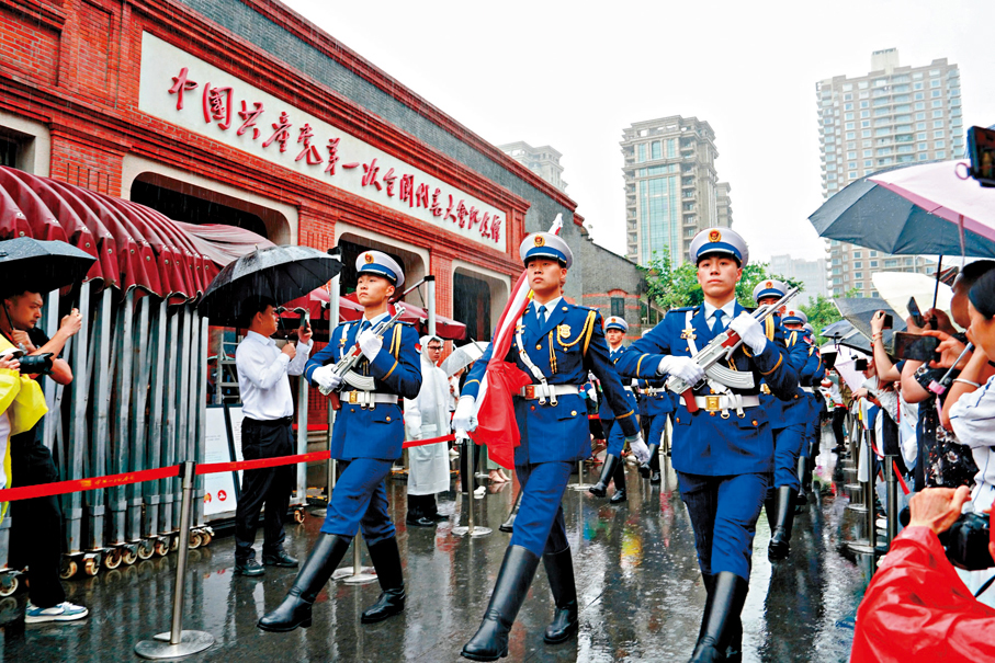 ●7月 1日早上，市民遊客自發來到中共一大紀念館，冒雨見證莊嚴的升旗儀式。香港文匯報記者張帆  攝