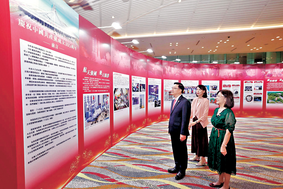 ●行政長官李家超（左）在特首辦主任葉文娟（中），以及政制及內地事務局局長謝小華（右）陪同下參觀展板。 李家超Fb圖片