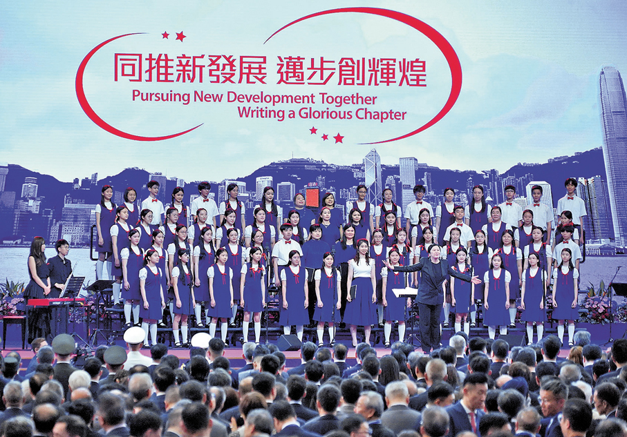 ●香港兒童合唱團在酒會現場獻唱經典合唱歌《只有和聲》。 香港文匯報記者曾興偉 攝