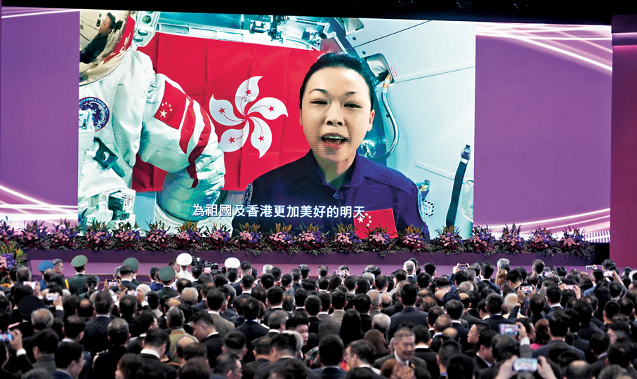 ●黎家盈以視像方式向祖國和香港送上真摯的祝福。香港文匯報記者曾興偉  攝