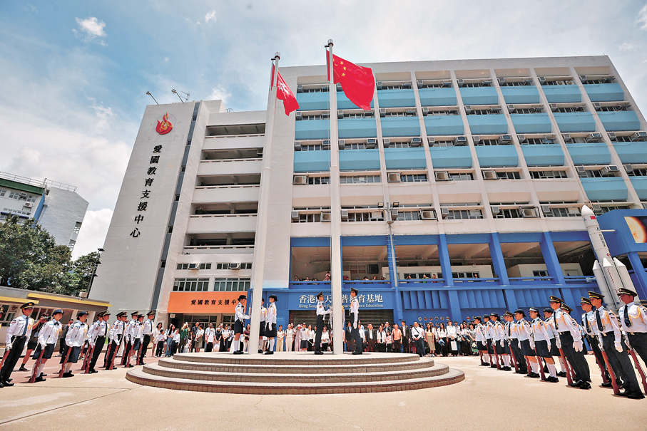 ●香港升旗隊總會成員以流暢動作完成莊嚴的升旗儀式。香港文匯報記者郭木又  攝