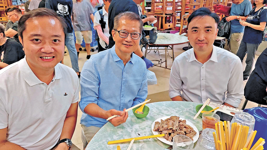 ●陳茂波到訪灣仔鵝頸街市及熟食中心，與多名市民拍照交流，並品嘗美食。 各司局長Fb圖片