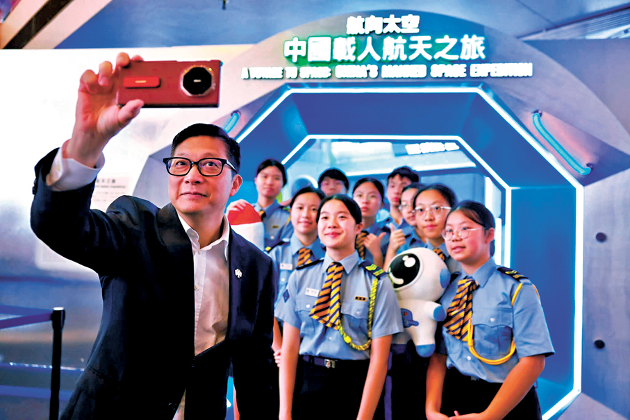 ●鄧炳強相約一班民安隊少年團團員參觀航天展覽。 各司局長Fb圖片