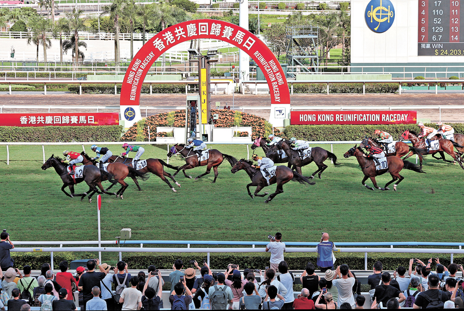 ●沙田馬場「香港共慶回歸賽馬日」吸引逾2.7萬人入場。 香港文匯報記者黃艾力 攝