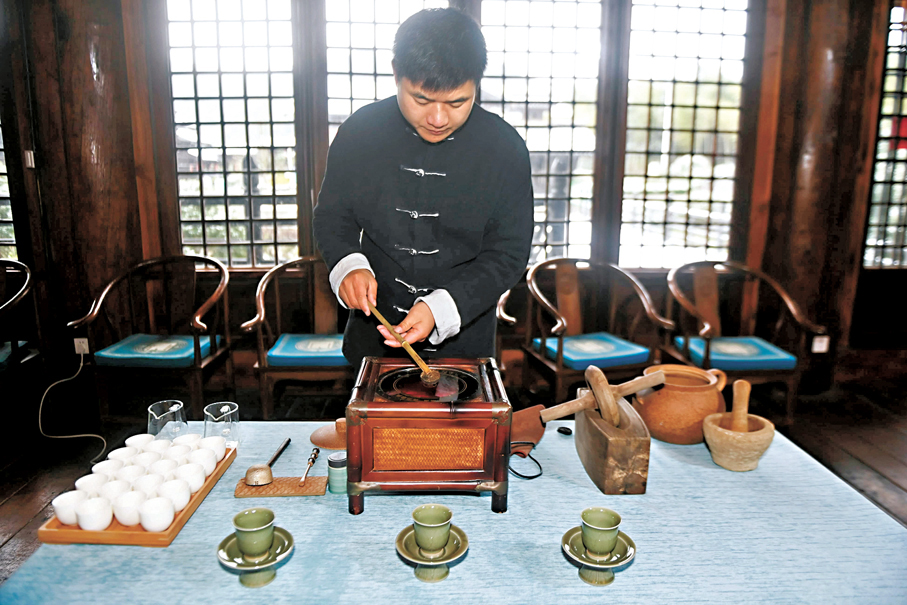 ●圖為茶製作技藝傳承人以傳統方法煮茶。資料圖片