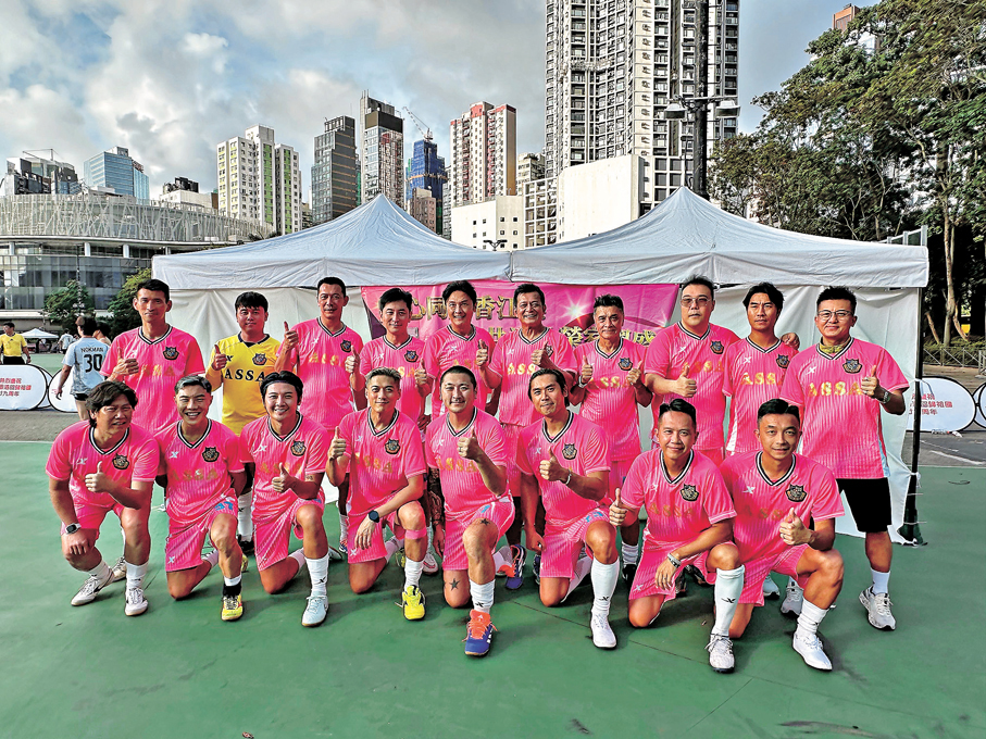 ●明星足球隊成員昨日在開賽前大合照。 香港文匯報記者子棠 攝