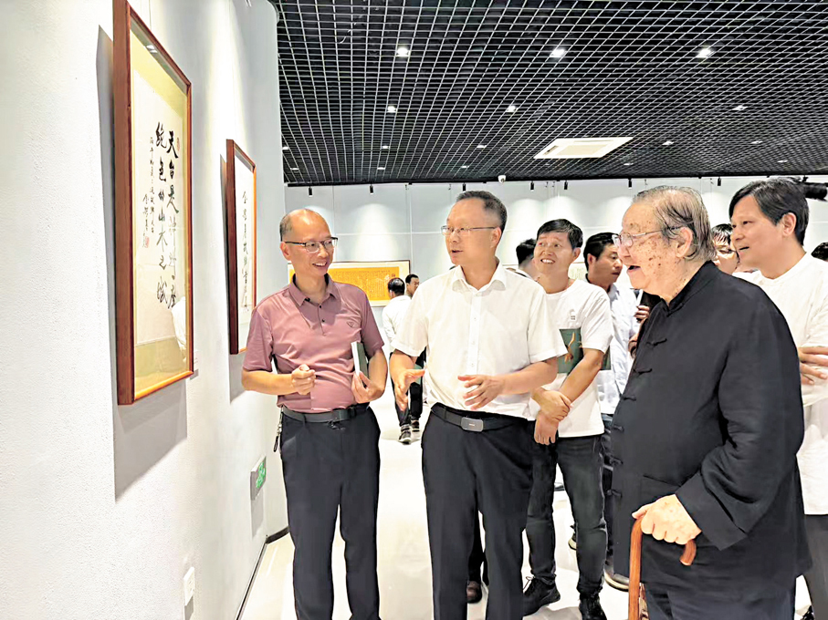 ●金耀基參觀故鄉書法展。 記者連愍鈺 攝