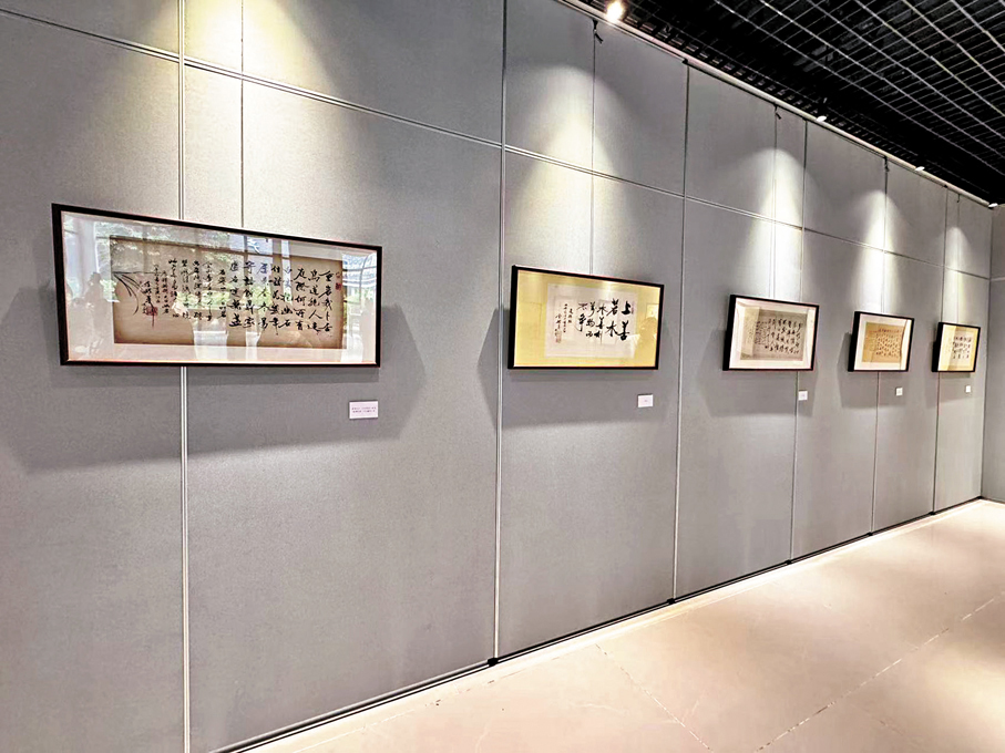 ●故鄉書法展涵蓋金耀基歷年精品力作。 記者連愍鈺  攝