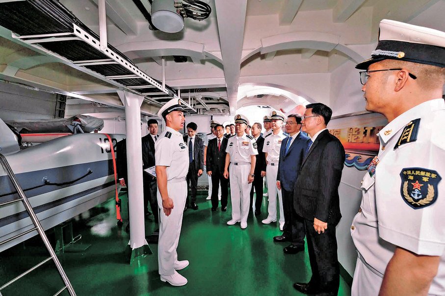 ●李家超及周霽等主禮嘉賓登艦參觀。 李家超Fb圖片